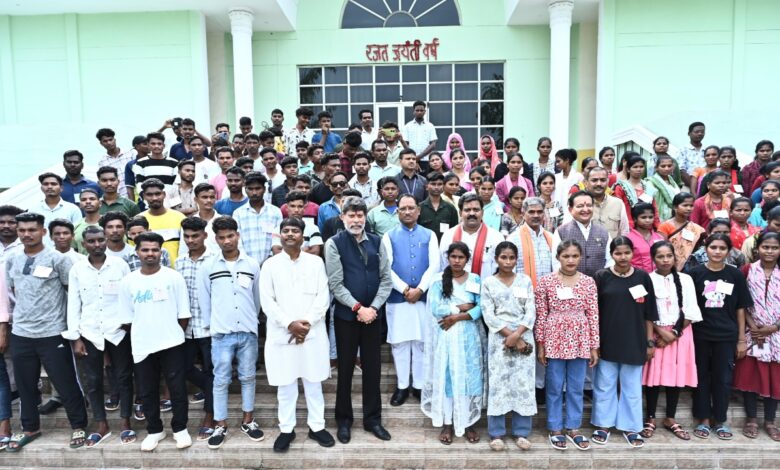 CM Sai met the youth of Bijapur, encouraged the graduates who became Panchs