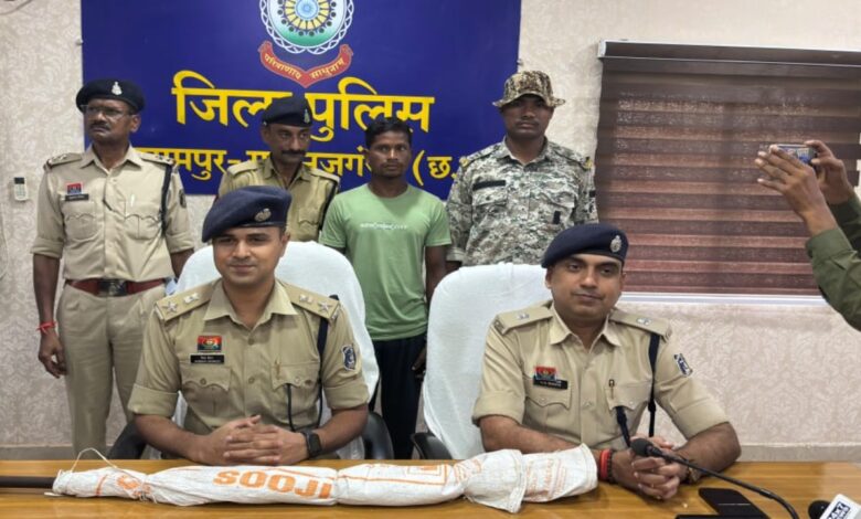 A cunning man who looted by posing as a Naxalite has been arrested