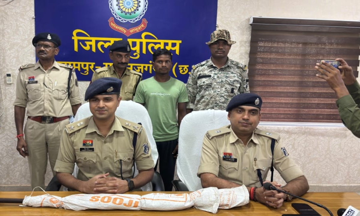 A cunning man who looted by posing as a Naxalite has been arrested