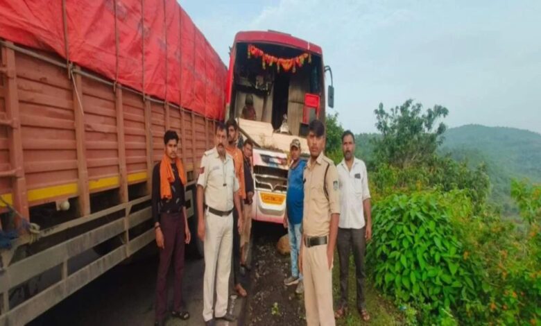 रायुपर से मैहर जा रही कावड़ियों की बस का ब्रेक फेल, बडा हादसा टला