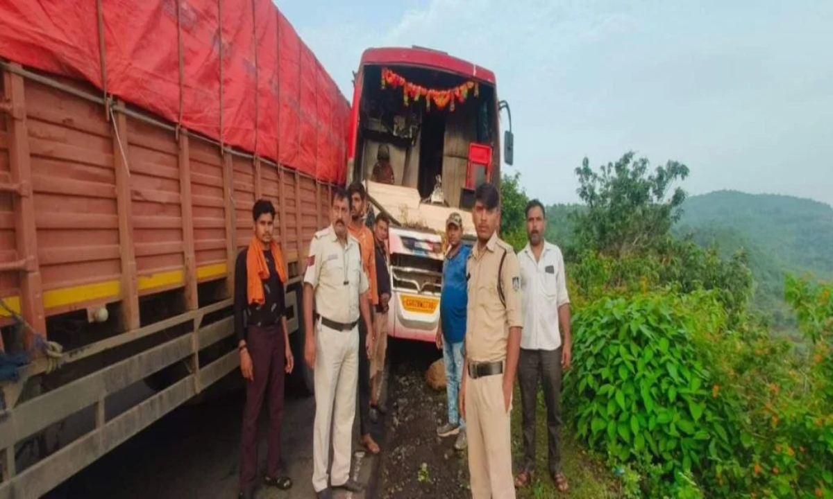 रायुपर से मैहर जा रही कावड़ियों की बस का ब्रेक फेल, बडा हादसा टला