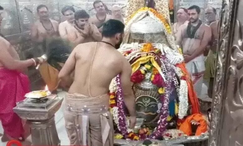 सावन का दूसरा सोमवार: शिवालयों में भक्तों की भीड़, बाबा महाकाल से लेकर विश्वनाथ तक उमड़ी आस्था
