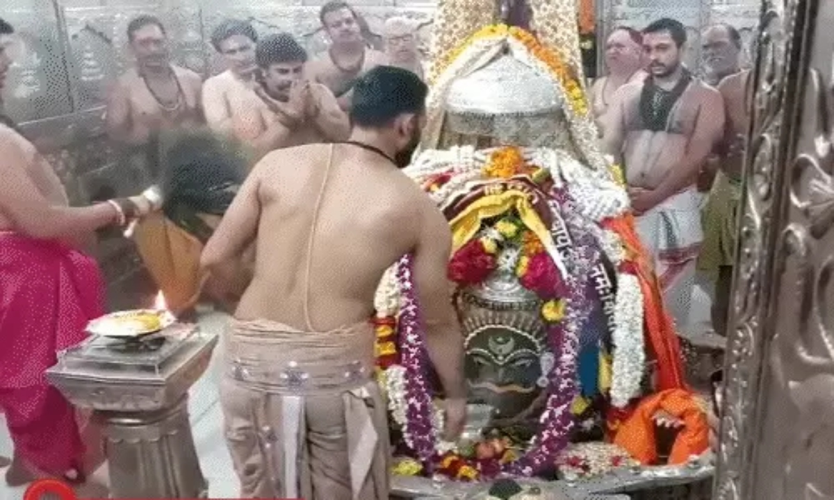 सावन का दूसरा सोमवार: शिवालयों में भक्तों की भीड़, बाबा महाकाल से लेकर विश्वनाथ तक उमड़ी आस्था