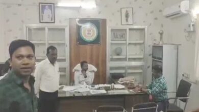 Babu caught red handed taking bribe in tehsil office, ACB's action causes commotion