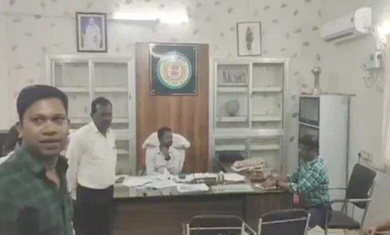 Babu caught red handed taking bribe in tehsil office, ACB's action causes commotion