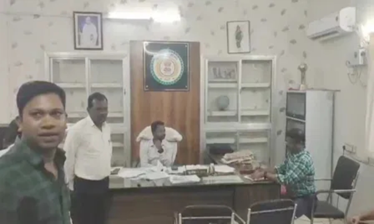 Babu caught red handed taking bribe in tehsil office, ACB's action causes commotion