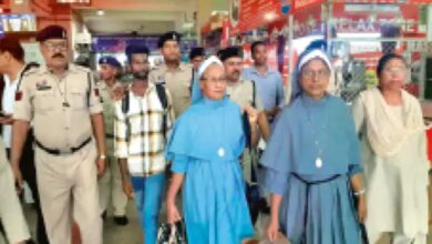 Human trafficking and conversion exposed at the station: A young man and two nuns were caught taking three girls to Agra