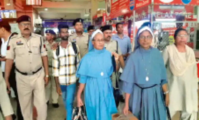 Human trafficking and conversion exposed at the station: A young man and two nuns were caught taking three girls to Agra
