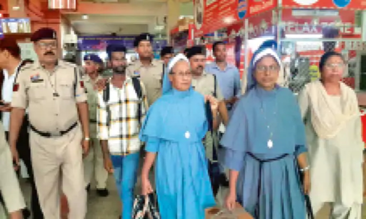 Human trafficking and conversion exposed at the station: A young man and two nuns were caught taking three girls to Agra