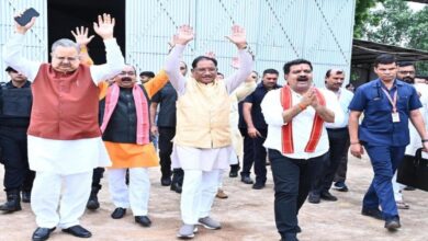 CM-Deputy CM showered flowers on Kanwadis, a rest house will be built in Amarkantak