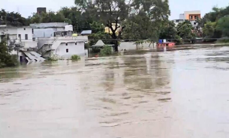 तीन नदियों के पानी से खैरागढ़ बना टापू, दो युवक बहे; 8 जिलों में अलर्ट