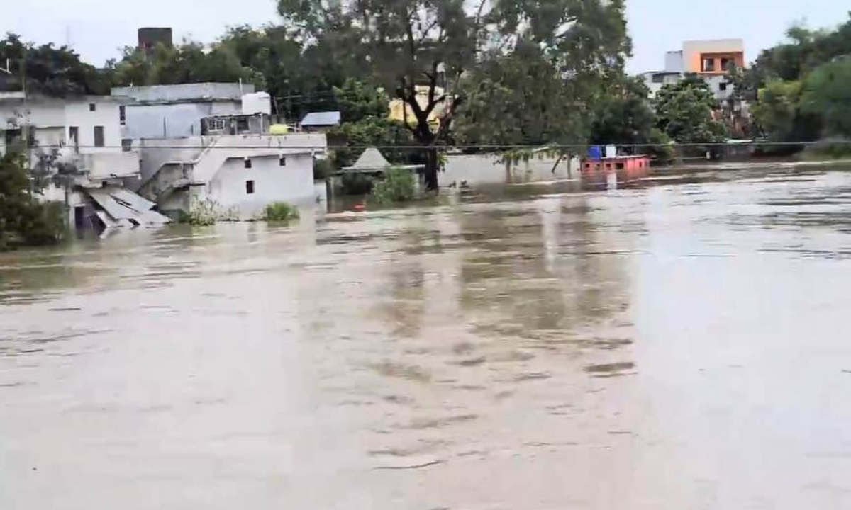 तीन नदियों के पानी से खैरागढ़ बना टापू, दो युवक बहे; 8 जिलों में अलर्ट