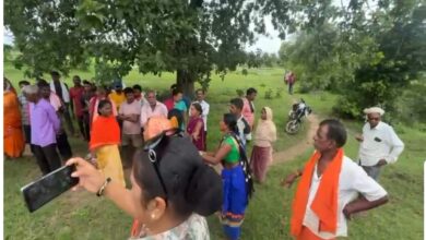 Controversy over burial of dead bodies after conversion in Bastar, villagers continue to protest