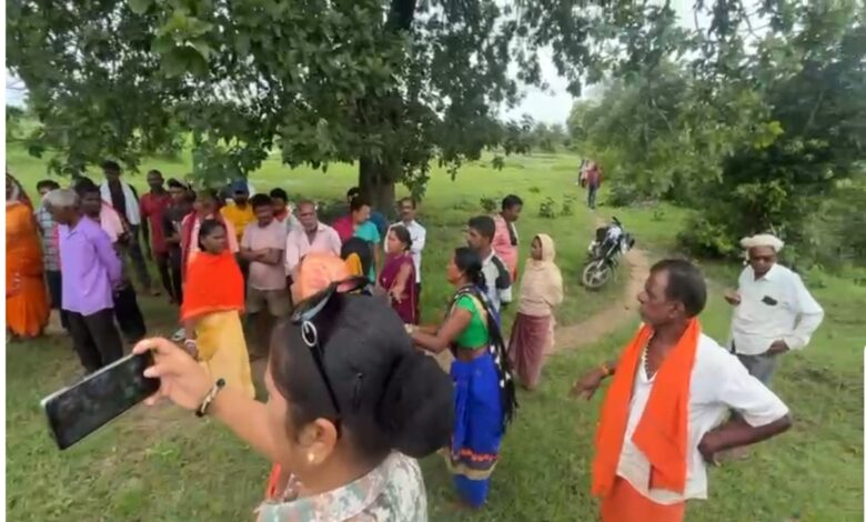 Controversy over burial of dead bodies after conversion in Bastar, villagers continue to protest