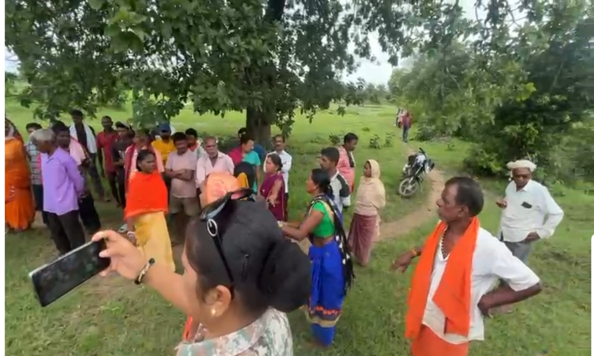 Controversy over burial of dead bodies after conversion in Bastar, villagers continue to protest