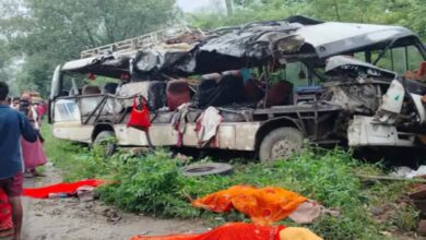 Major accident due to bus-truck collision in Deoghar: 18 devotees died, many injured