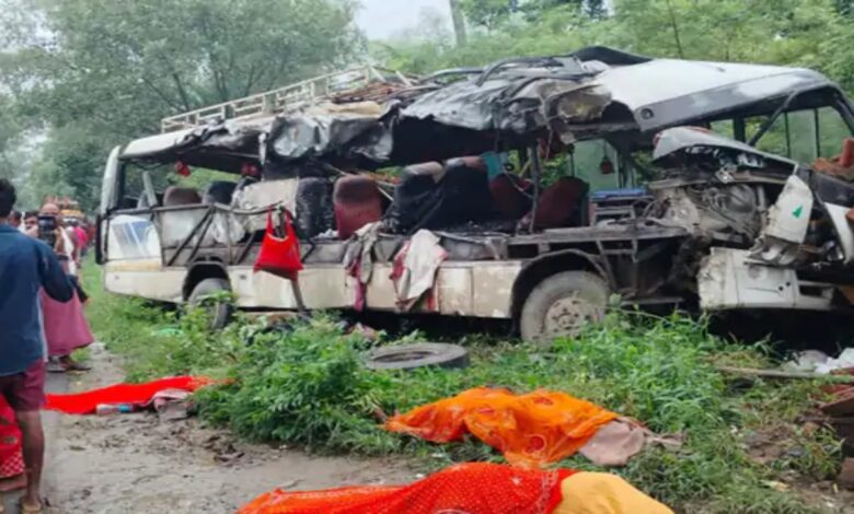 Major accident due to bus-truck collision in Deoghar: 18 devotees died, many injured