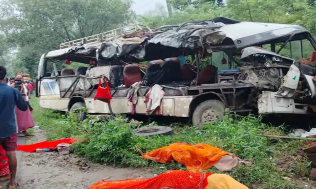 Major accident due to bus-truck collision in Deoghar: 18 devotees died, many injured