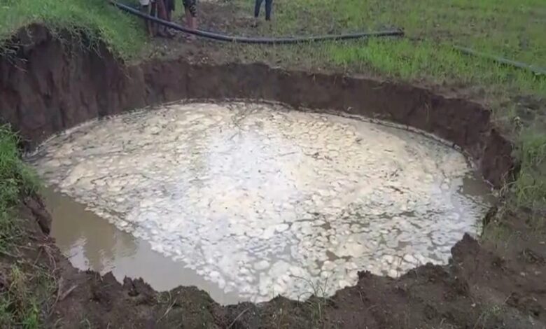 धमधा के पेंड्री गांव में जमीन धंसने से खेत में बना 20 फीट गहरा गड्ढा, ग्रामीणों में दहशत
