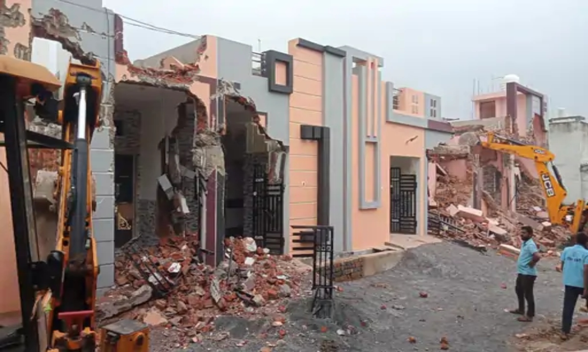 Big action by Municipal Corporation in Raipur: 16 houses demolished in Sejbahar, bulldozers run on 3 acres of illegal plotting