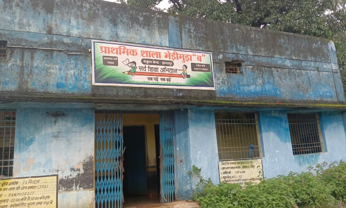Dilapidated school-anganwadi, lives of innocent children in danger