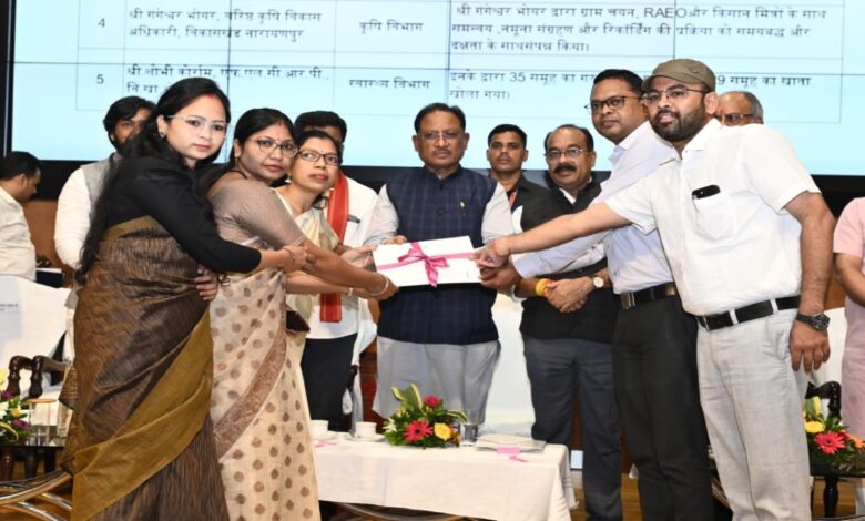 संपूर्णता अभियान में उत्कृष्ट प्रदर्शन करने वाले जिलों और विकासखंडों को CM ने किया सम्मानित
