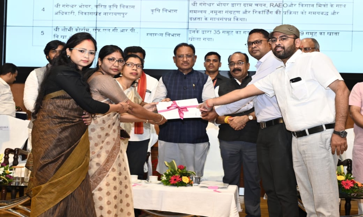 संपूर्णता अभियान में उत्कृष्ट प्रदर्शन करने वाले जिलों और विकासखंडों को CM ने किया सम्मानित