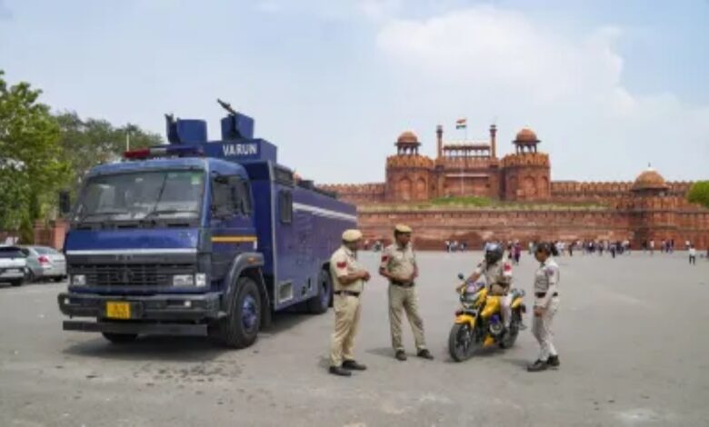 Lapse in security of Red Fort, policemen could not identify the dummy bomb; 7 suspended