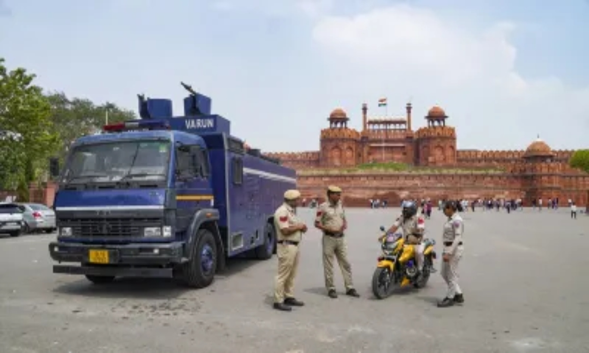 Lapse in security of Red Fort, policemen could not identify the dummy bomb; 7 suspended