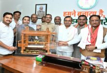 राष्ट्रीय हथकरघा दिवस पर मुख्यमंत्री को करघा भेंट, बुनकरों के उत्थान का भरोसा