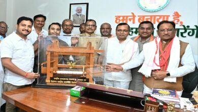 राष्ट्रीय हथकरघा दिवस पर मुख्यमंत्री को करघा भेंट, बुनकरों के उत्थान का भरोसा