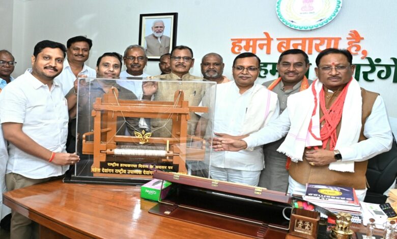 राष्ट्रीय हथकरघा दिवस पर मुख्यमंत्री को करघा भेंट, बुनकरों के उत्थान का भरोसा