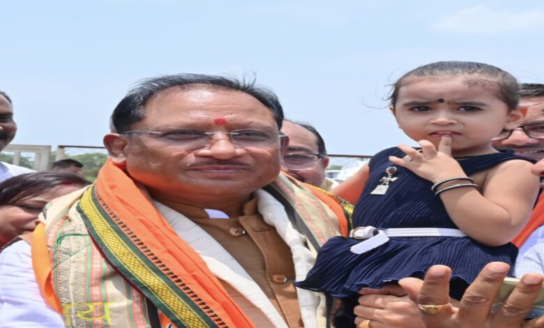 Chief Minister Shri Sai created an unforgettable moment of intimacy by taking little Srishti in his lap