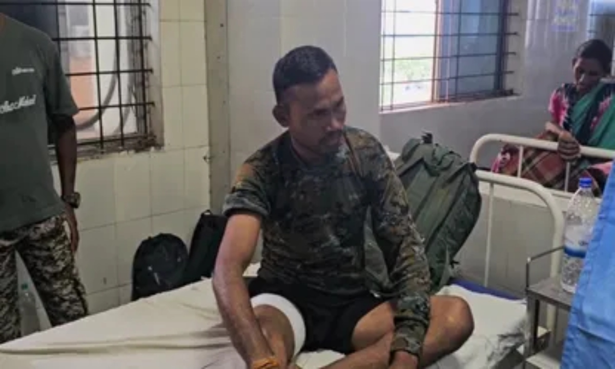 बस्तर फाइटर पर भालू ने किया हमला, हेलीकॉप्टर से अस्पताल पहुंचाया गया घायल जवान