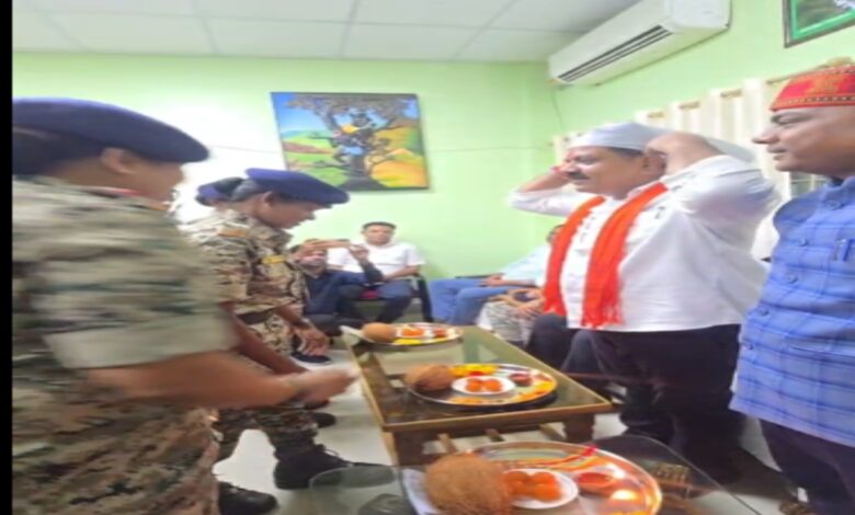 रक्षाबंधन पर डिप्टी सीएम और मंत्री ने सरेंडर नक्सली से बंधवाई राखी