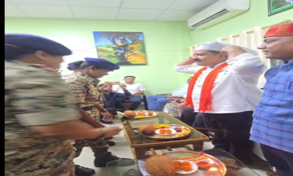 रक्षाबंधन पर डिप्टी सीएम और मंत्री ने सरेंडर नक्सली से बंधवाई राखी