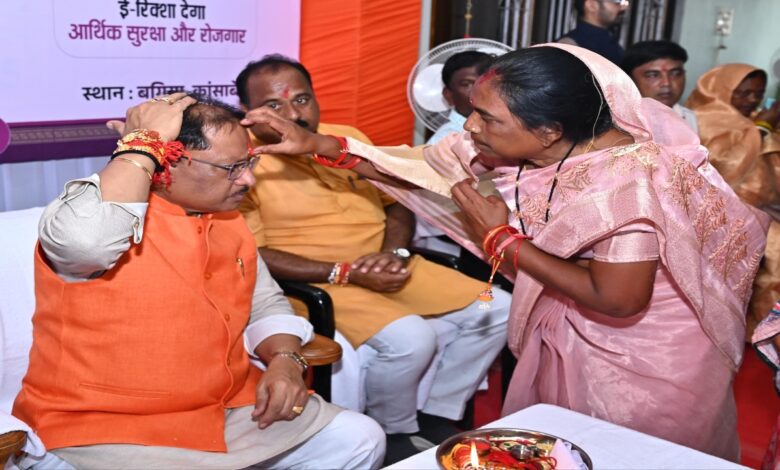 सीएम साय ने बहनों से राखी बंधवाई, जशपुर को दी विकास की सौगात