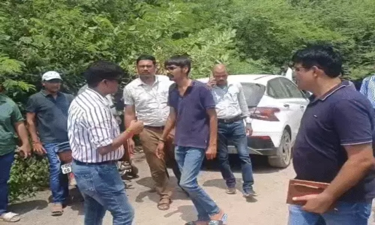 15 lakhs looted from a businessman in broad daylight in Raipur, three miscreants on a bike committed the crime