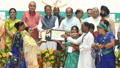 In Swachhata Sangam, CM honored the Swachhata Didi's by washing their feet