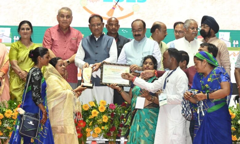 In Swachhata Sangam, CM honored the Swachhata Didi's by washing their feet