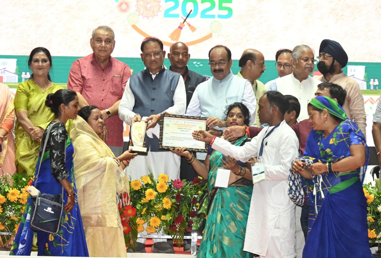 In Swachhata Sangam, CM honored the Swachhata Didi's by washing their feet