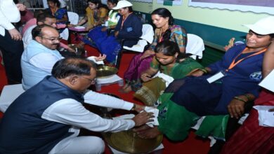 मुख्यमंत्री ने पैर पखारकर स्वच्छता दीदियों को दिया अनोखा सम्मान