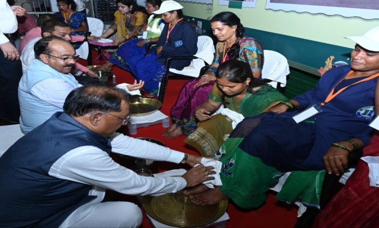 मुख्यमंत्री ने पैर पखारकर स्वच्छता दीदियों को दिया अनोखा सम्मान