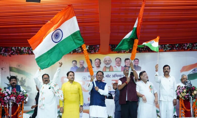 सीएम साय की अगुवाई में निकली भव्य तिरंगा यात्रा, रायपुर तिरंगामय
