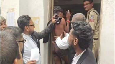रायपुर कोर्ट में वकीलों ने बदमाश की जमकर पिटाई, पुलिस के हवाले किया