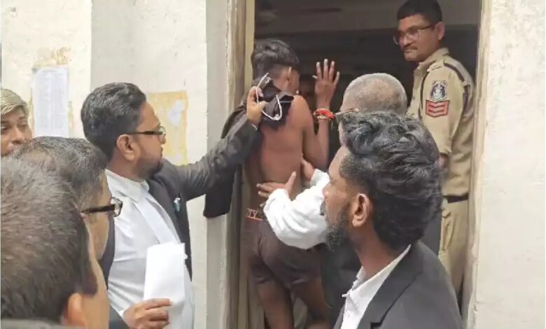 रायपुर कोर्ट में वकीलों ने बदमाश की जमकर पिटाई, पुलिस के हवाले किया