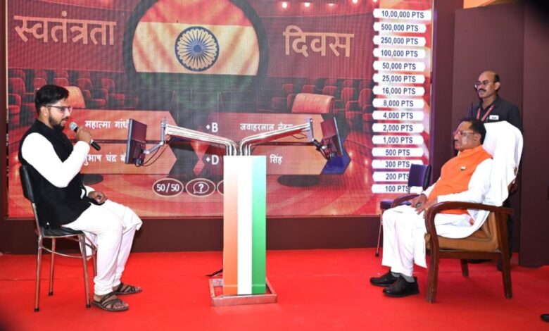 Chief Minister inaugurated the photo exhibition on freedom struggle and government's achievements in Town Hall