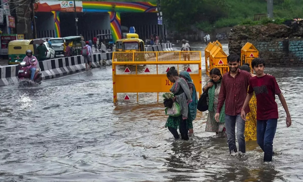 Rain will continue in Delhi, red alert in Mumbai; Possibility of landslides in Himachal