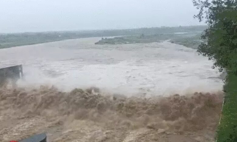 Rain wreaks havoc in Himachal-Uttarakhand, traffic affected in Mumbai