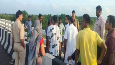 शादीशुदा महिला ने महानदी पुल से लगाई छलांग, तलाश जारी
